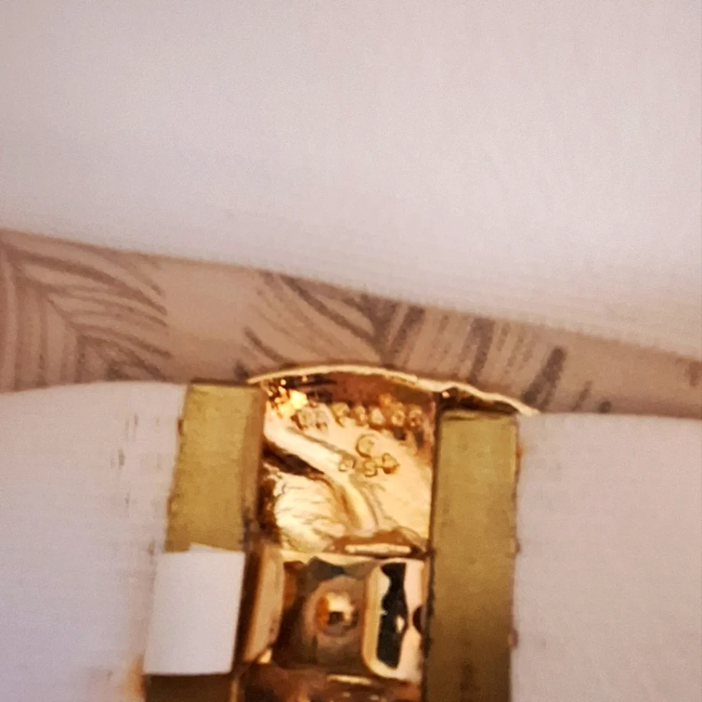 Vintage Day-lor White Stretch Belt W/Enamel Gold Tones. Size Small to Med